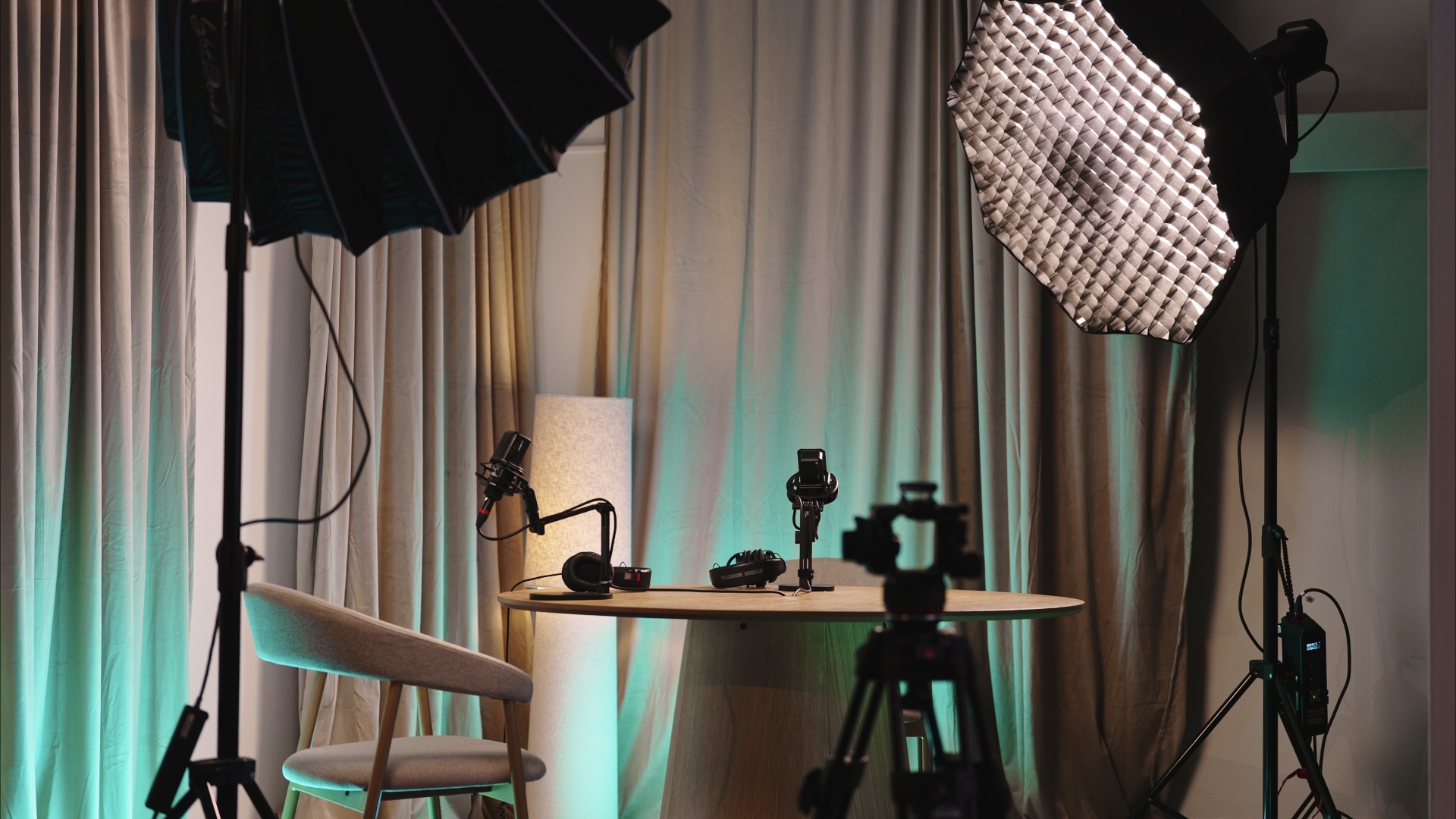 Videoverkets studio med mörkt valnötsträ och varm LED-belysning
